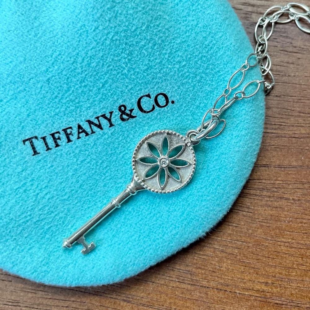 Tiffany & Co Daisy key pendant necklace in sterling silver, paper clip chain